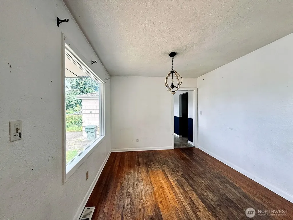 2827 Ocean Beach Highway Longview WA 98632