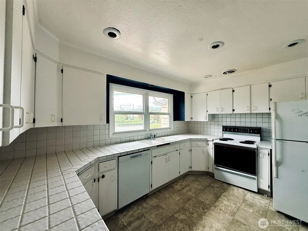 2827 Ocean Beach Highway Longview WA 98632