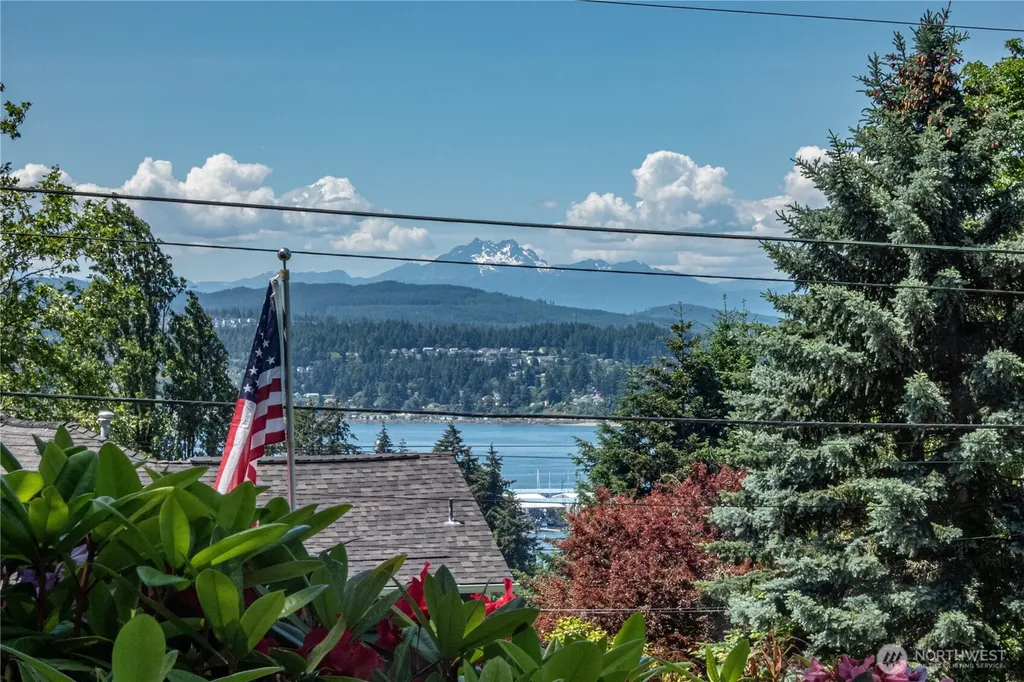 209 Tracy Avenue Port Orchard WA 98366