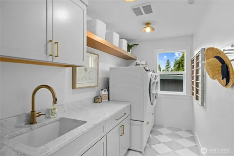 7524 33rd Avenue NE Seattle WA 98115