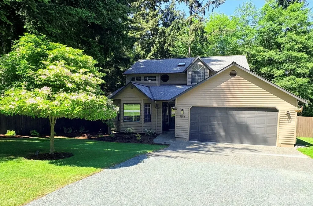 1353 Hawthorne Street NE Coupeville WA 98239