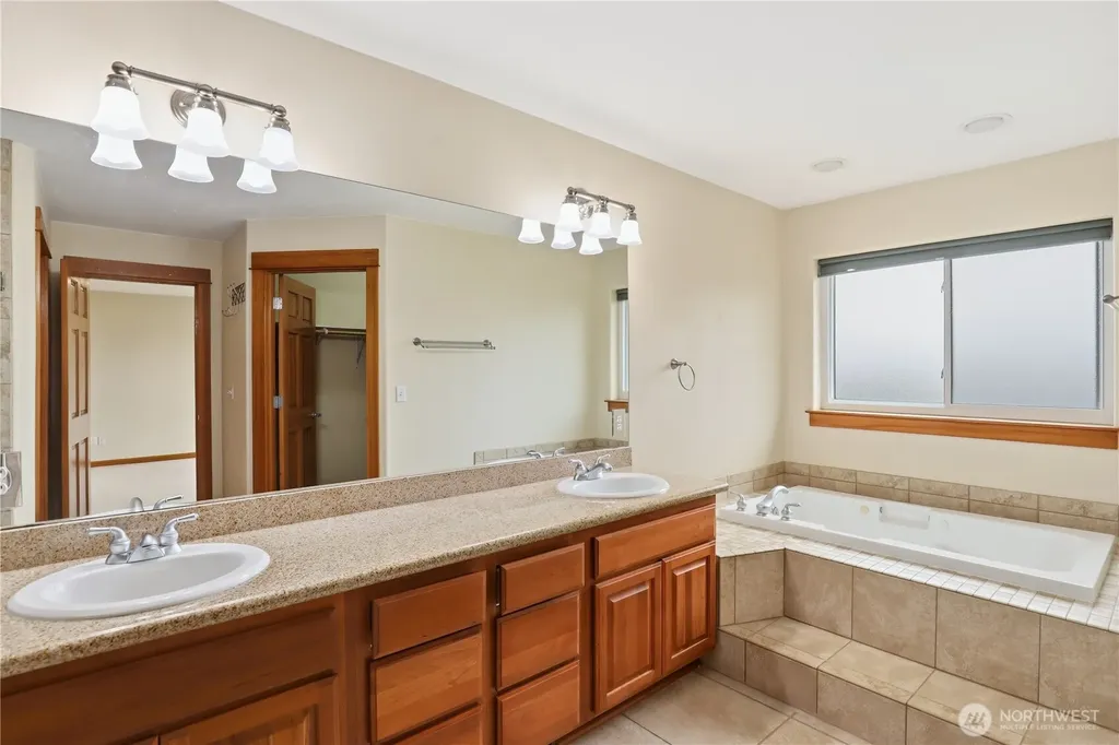 1963 NW Rampart Ridge Court Bremerton WA 98311
