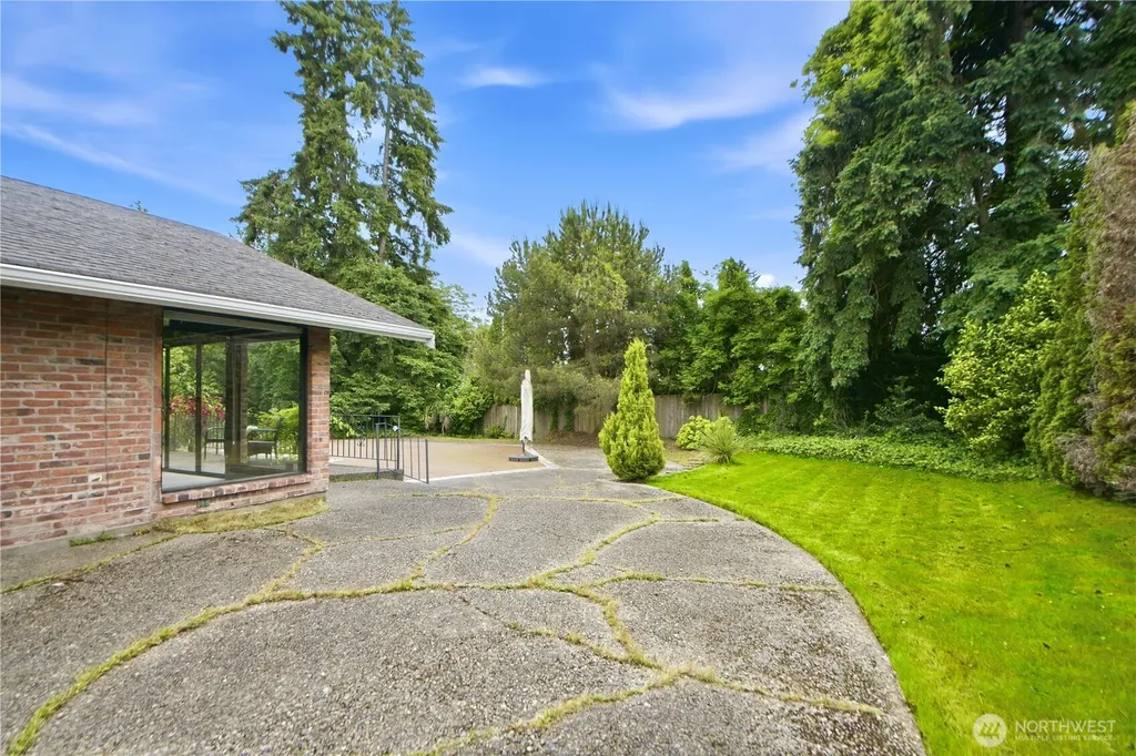 9837 Belfair Road Bellevue WA 98004