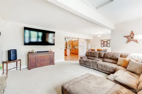 1024 12th Avenue SW Puyallup WA 98371