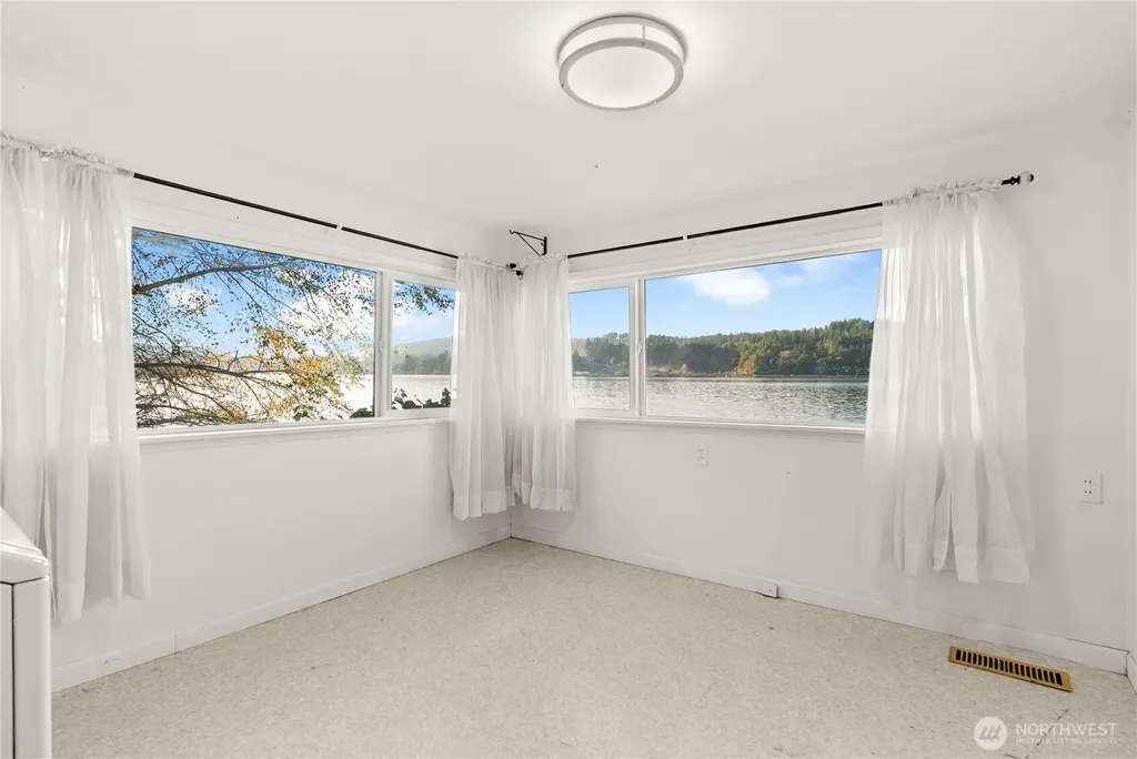 1885 SW Bay Street Port Orchard WA 98366