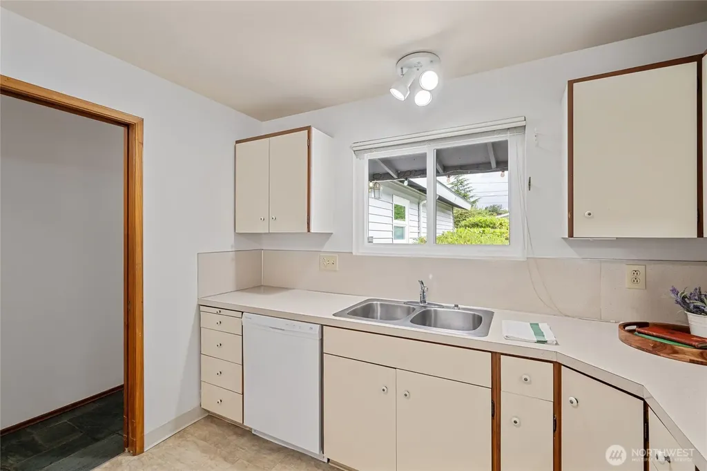 15821 14th Avenue SW Burien WA 98166