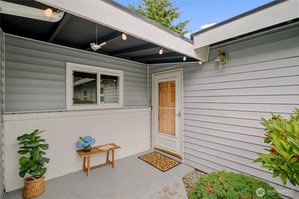 15821 14th Avenue SW Burien WA 98166