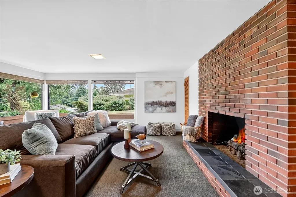19421 46th Avenue NE Lake Forest Park WA 98155
