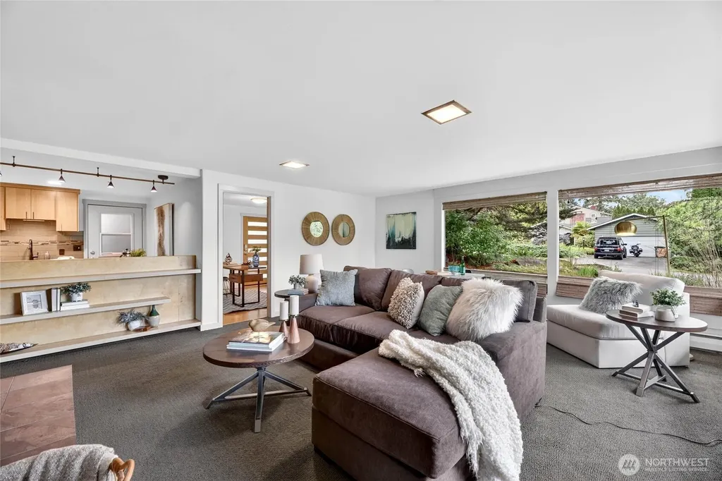 19421 46th Avenue NE Lake Forest Park WA 98155