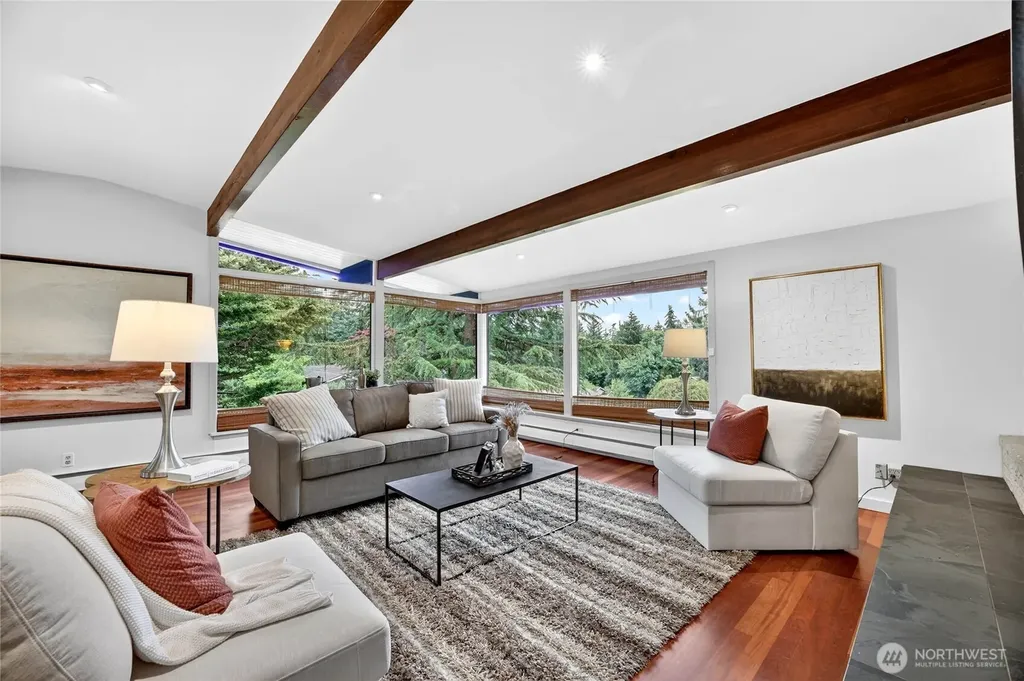 19421 46th Avenue NE Lake Forest Park WA 98155