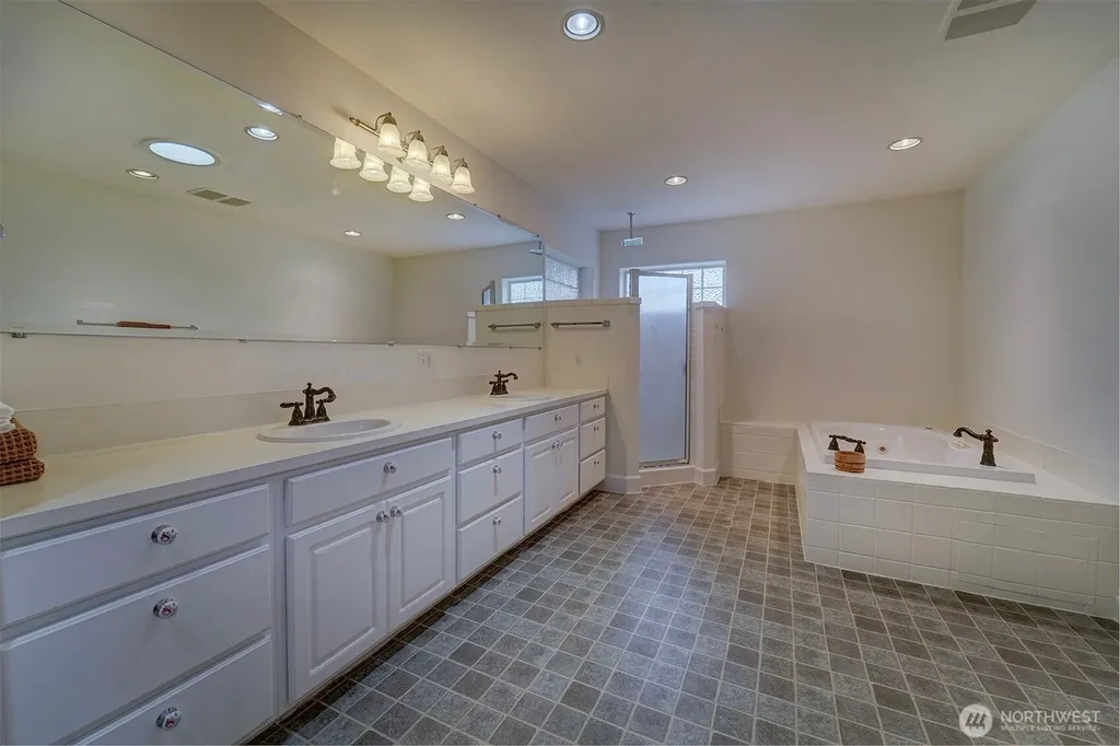 2329 NE Thistle Court Poulsbo WA 98370