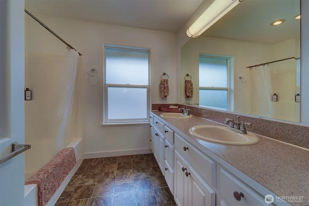 2329 NE Thistle Court Poulsbo WA 98370