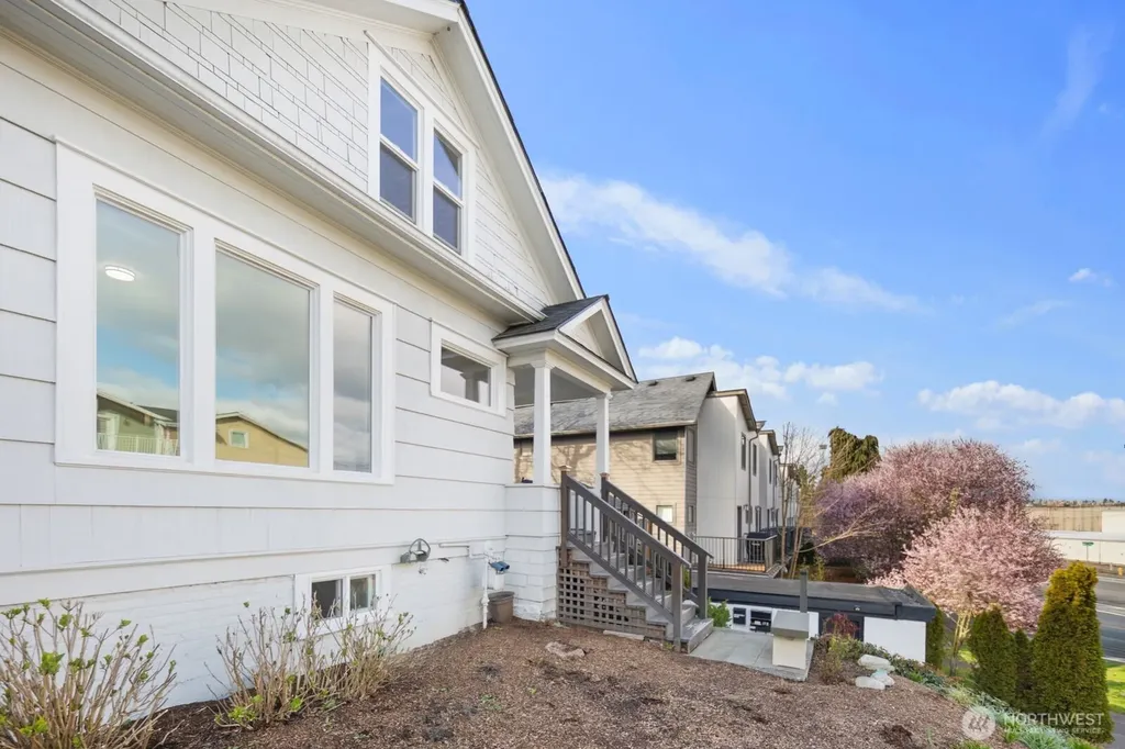 3443 21st Avenue W Seattle WA 98199