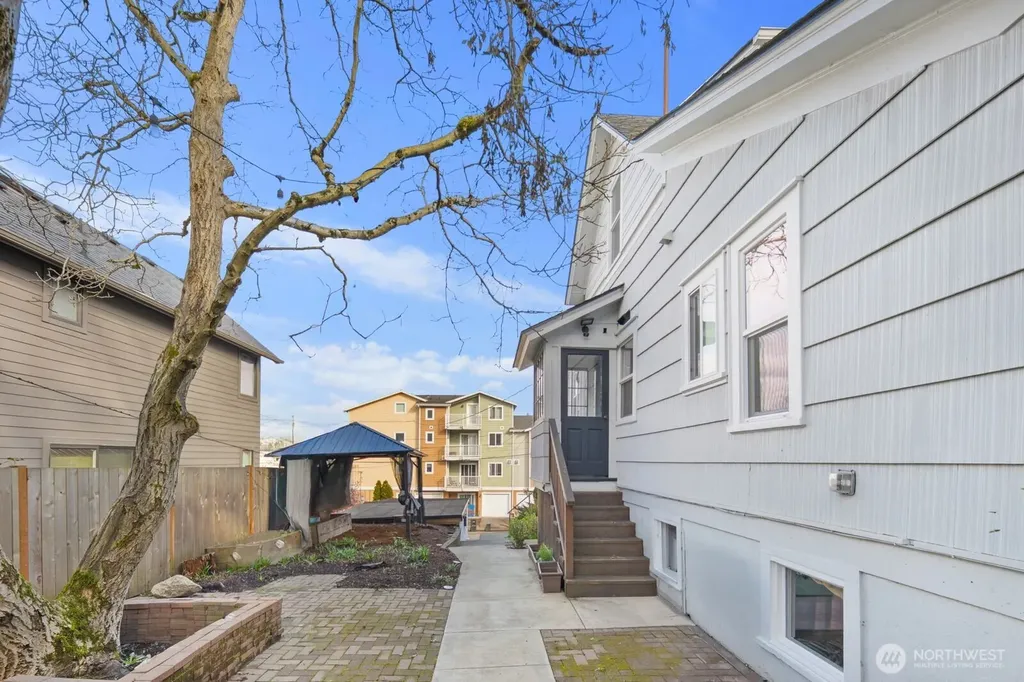 3443 21st Avenue W Seattle WA 98199