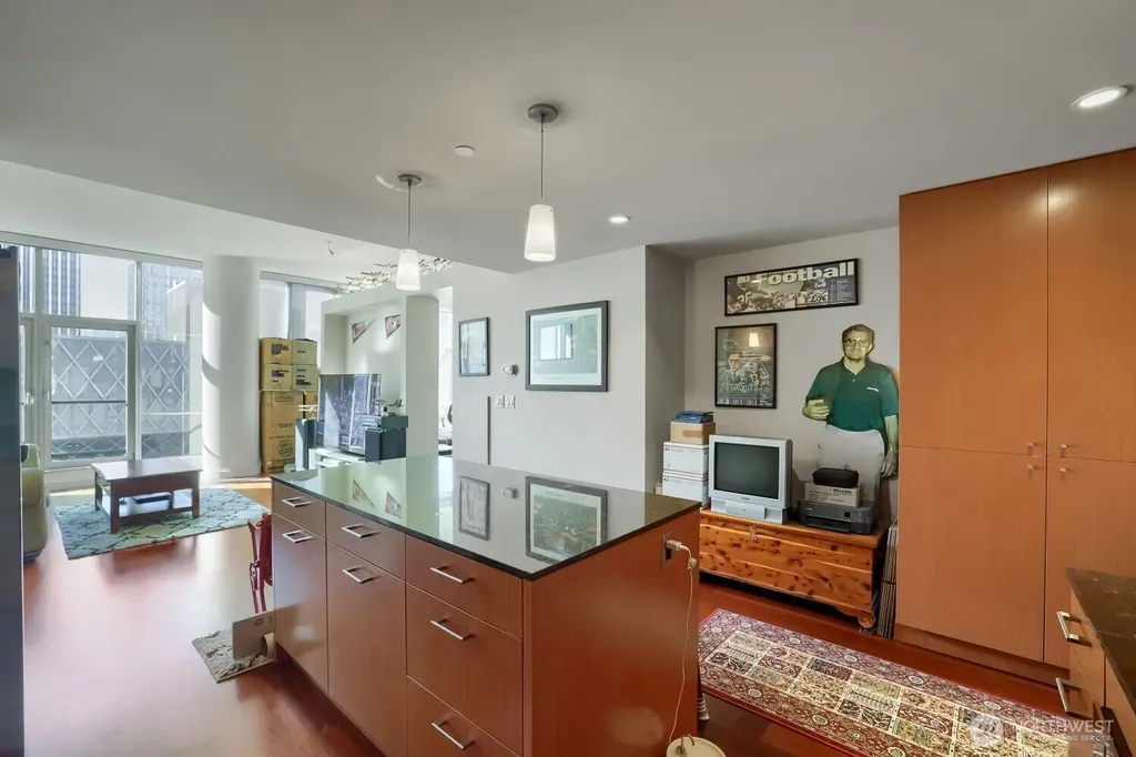 909 5th Avenue Seattle WA 98164