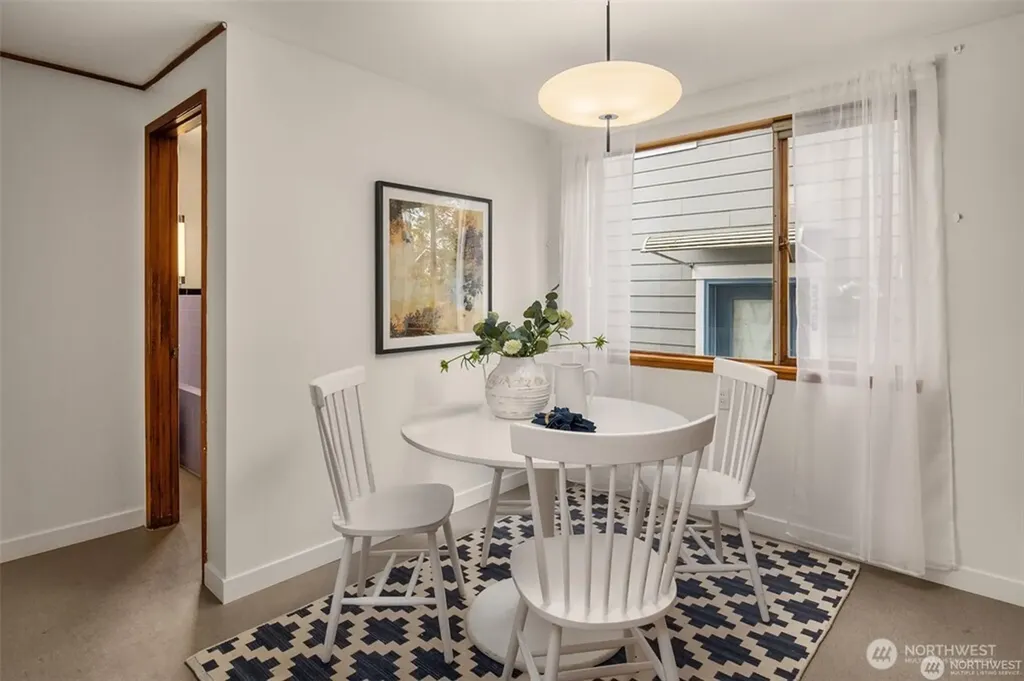 5548 27th Avenue NE Seattle WA 98105