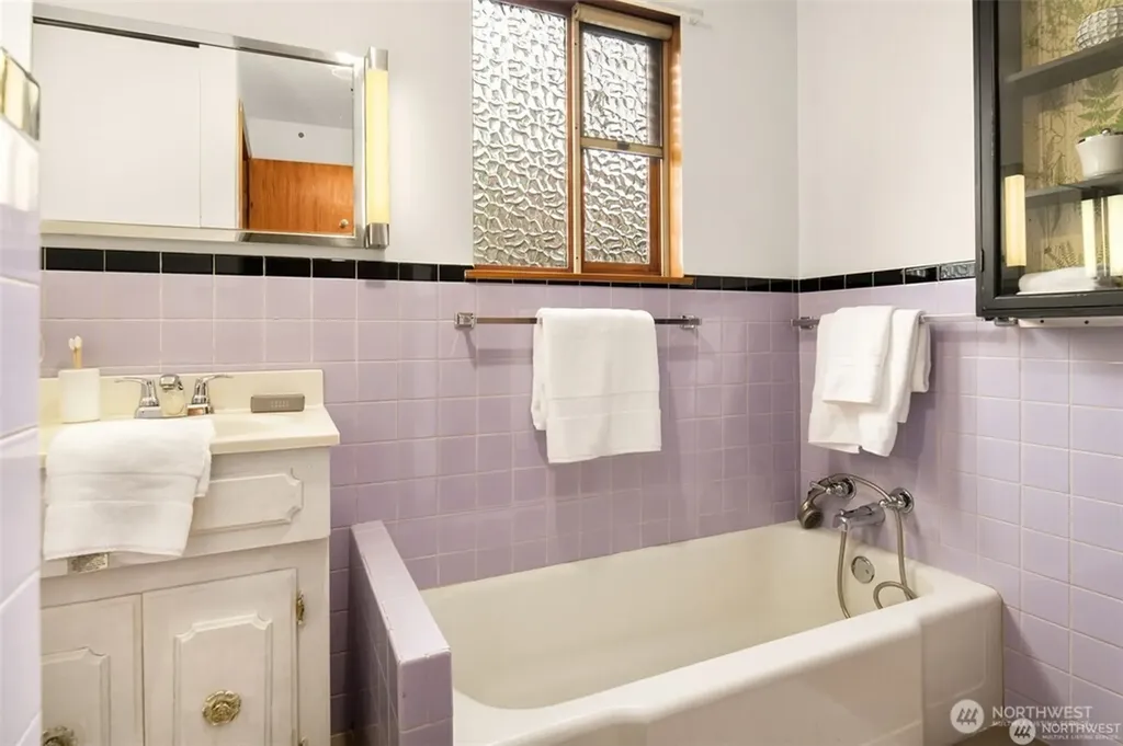 5548 27th Avenue NE Seattle WA 98105