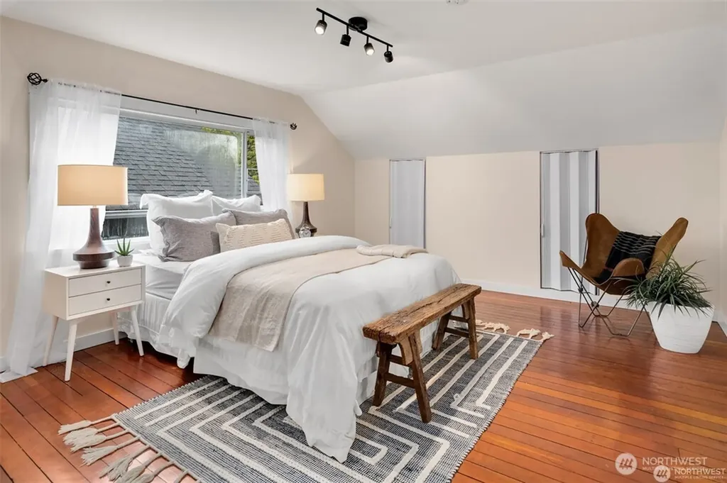 5548 27th Avenue NE Seattle WA 98105
