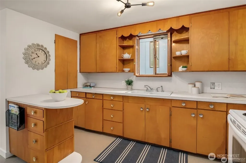 5548 27th Avenue NE Seattle WA 98105