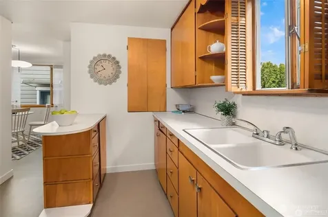 5548 27th Avenue NE Seattle WA 98105