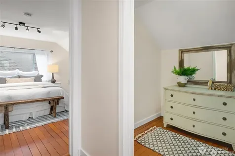 5548 27th Avenue NE Seattle WA 98105