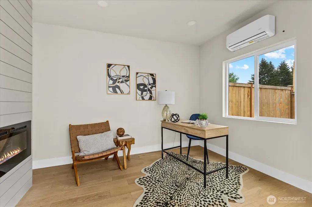 11709 Roosevelt Way NE Seattle WA 98125