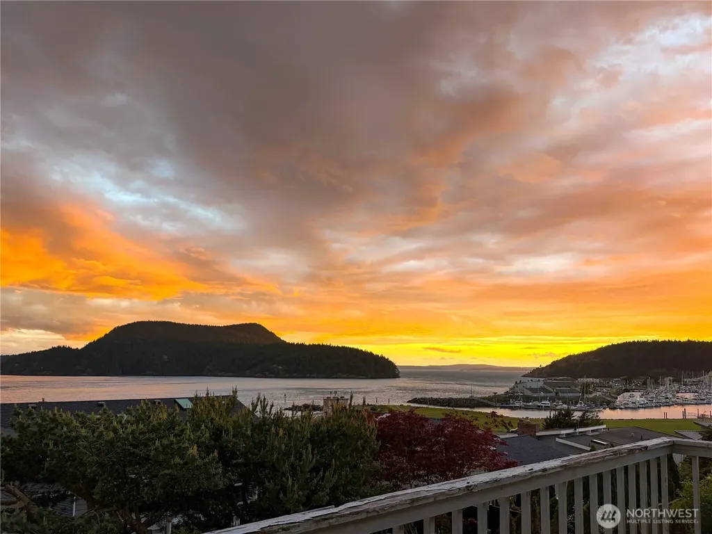 5005 Dundee Drive Anacortes WA 98221
