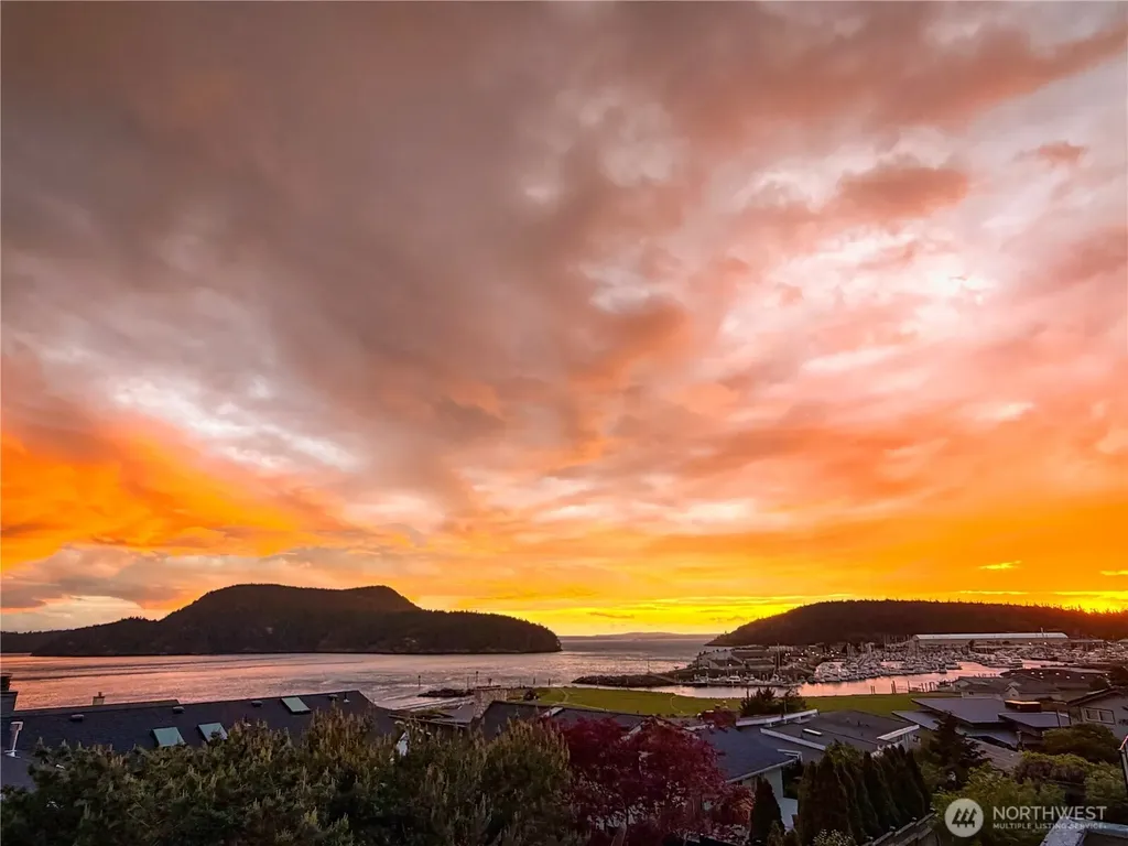 5005 Dundee Drive Anacortes WA 98221
