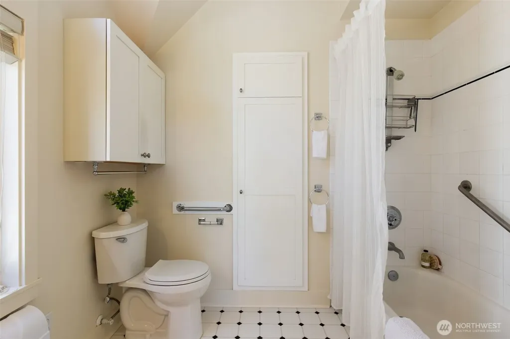6318 5th Avenue NE Seattle WA 98115