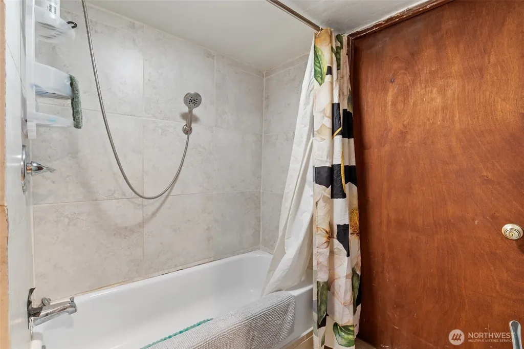 9059 Carkeek Drive S Seattle WA 98118