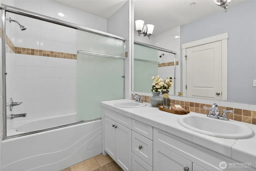804 3rd Avenue N Seattle WA 98109