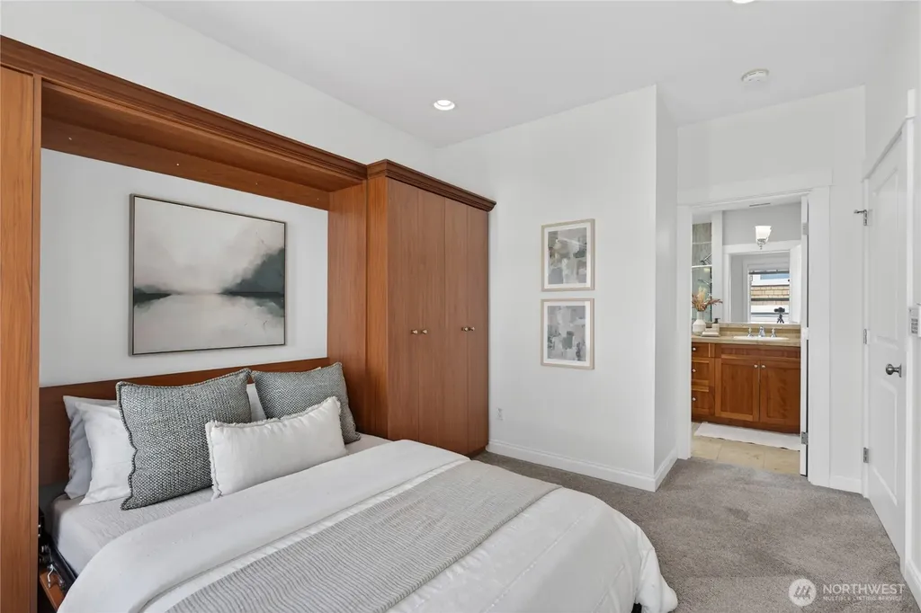 804 3rd Avenue N Seattle WA 98109