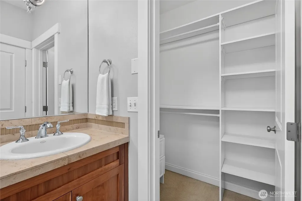 804 3rd Avenue N Seattle WA 98109