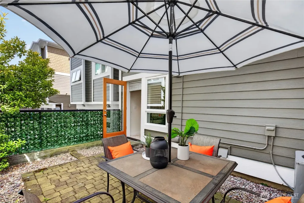 804 3rd Avenue N Seattle WA 98109