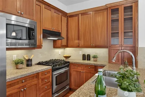 804 3rd Avenue N Seattle WA 98109