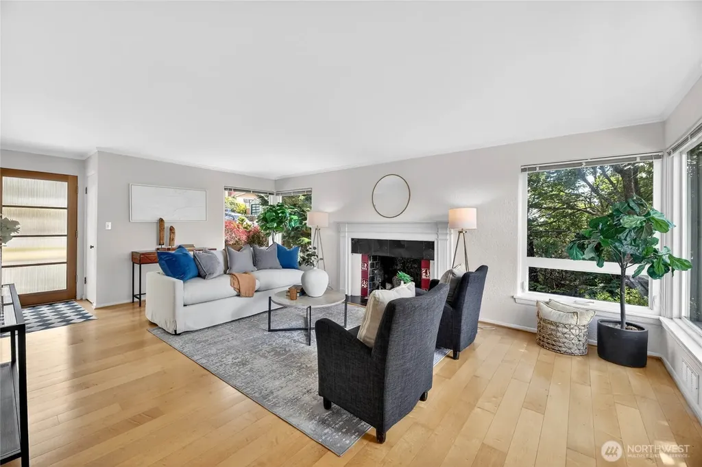 8261 Northrop Place SW Seattle WA 98136