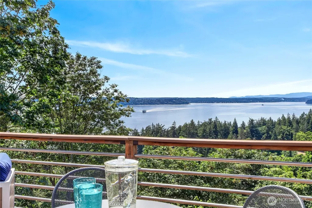 8261 Northrop Place SW Seattle WA 98136