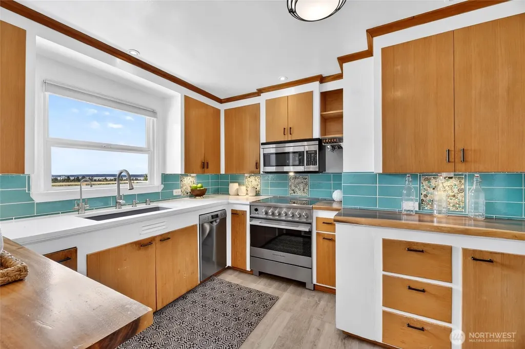 8261 Northrop Place SW Seattle WA 98136