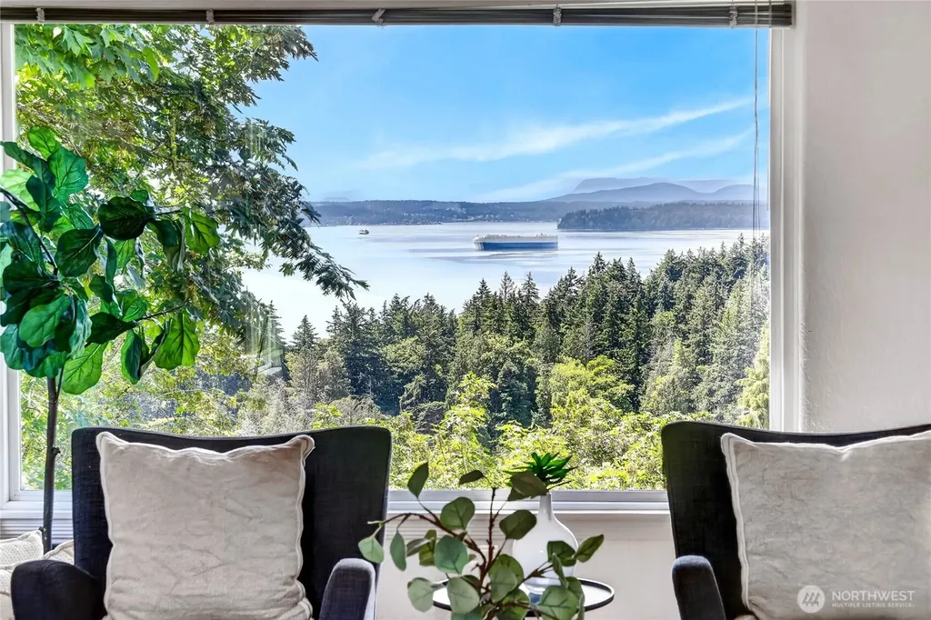 8261 Northrop Place SW Seattle WA 98136