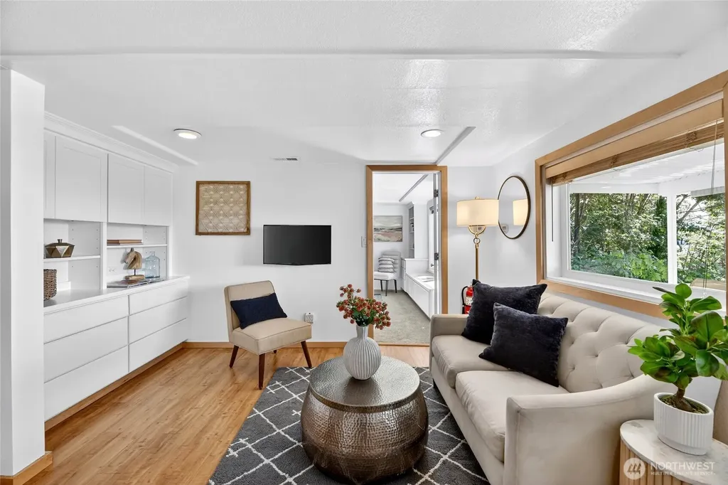 8261 Northrop Place SW Seattle WA 98136