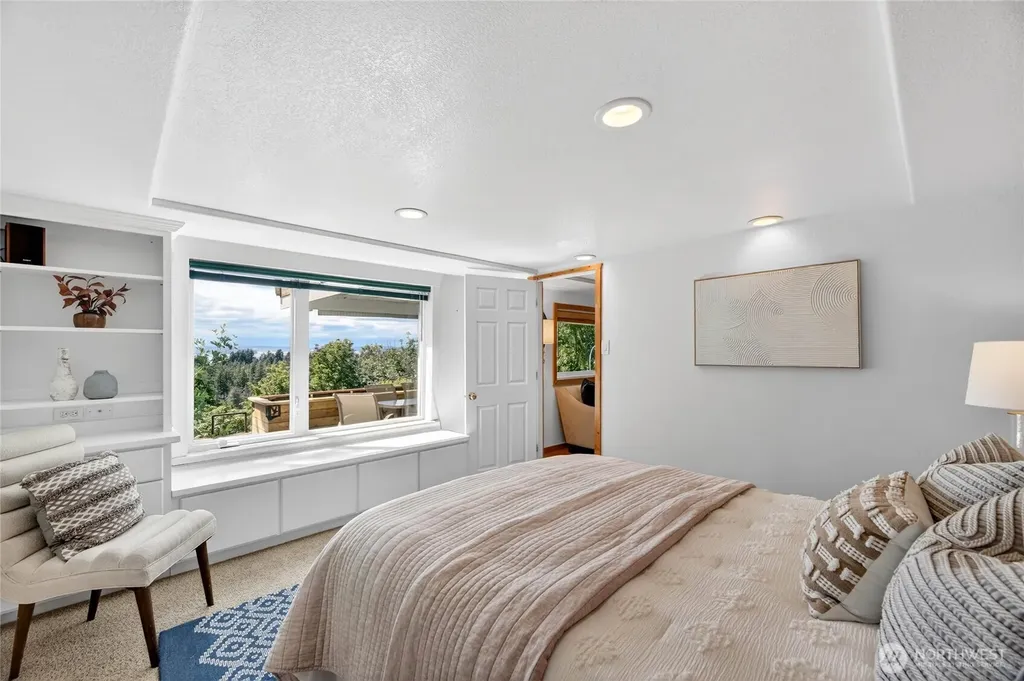 8261 Northrop Place SW Seattle WA 98136