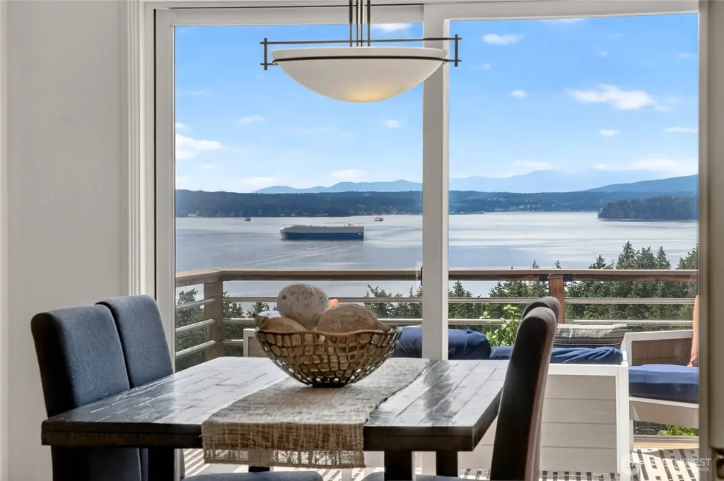 8261 Northrop Place SW Seattle WA 98136