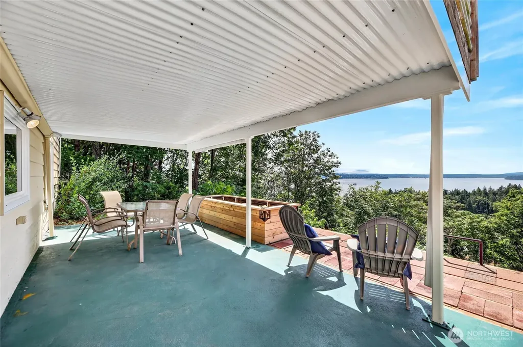8261 Northrop Place SW Seattle WA 98136