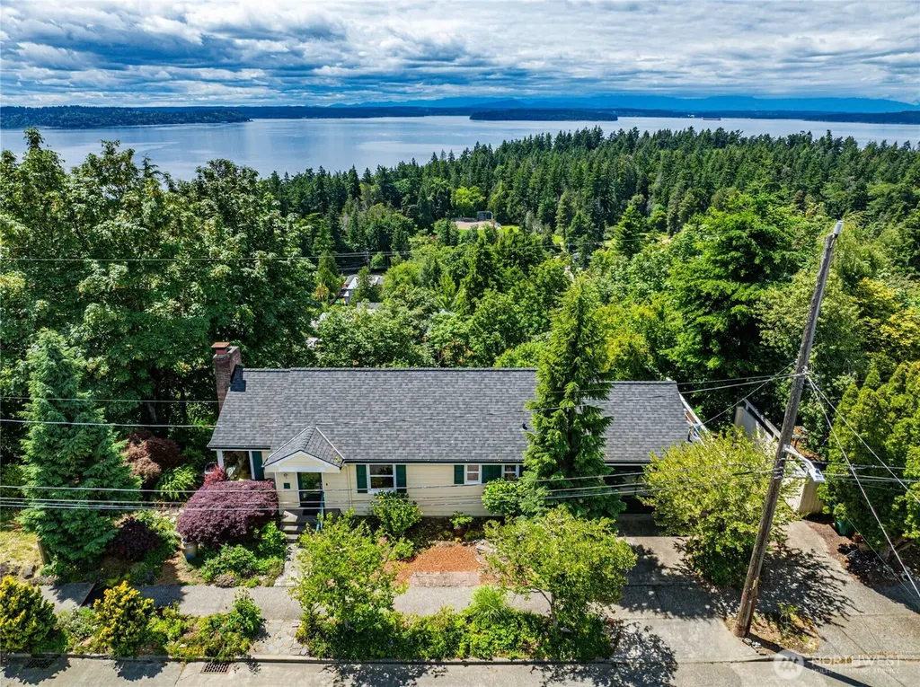 8261 Northrop Place SW Seattle WA 98136