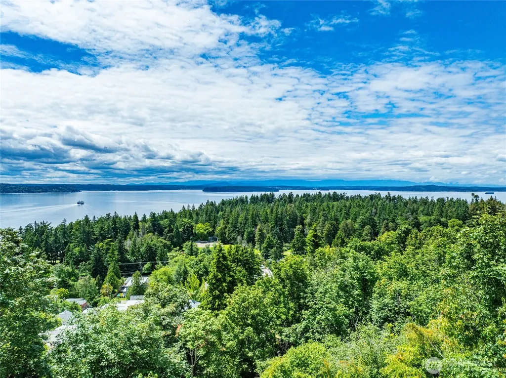 8261 Northrop Place SW Seattle WA 98136