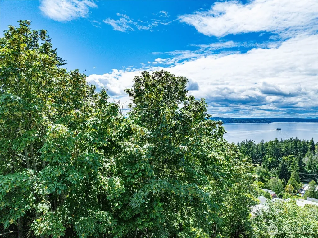 8261 Northrop Place SW Seattle WA 98136