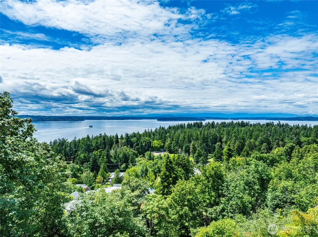 8261 Northrop Place SW Seattle WA 98136