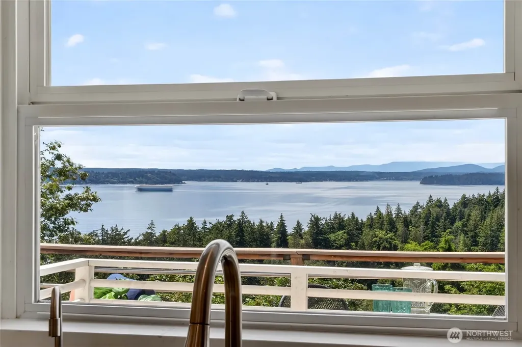 8261 Northrop Place SW Seattle WA 98136
