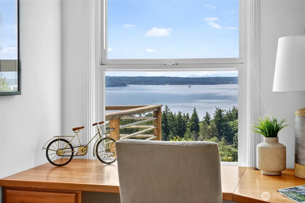 8261 Northrop Place SW Seattle WA 98136