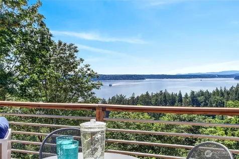 8261 Northrop Place SW Seattle WA 98136